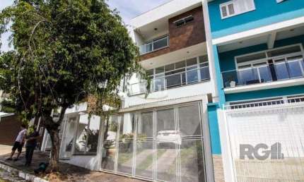 Casa para Venda - 300m², 3 dormitórios, sendo 1 suites, 4 vagas - Teresópolis