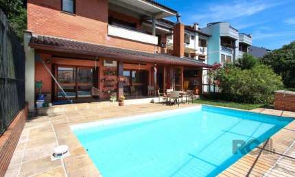 Casa com 4 dormitórios, sendo 1 suíte, com 2 vagas cobertas, no bairro Nonoai, P