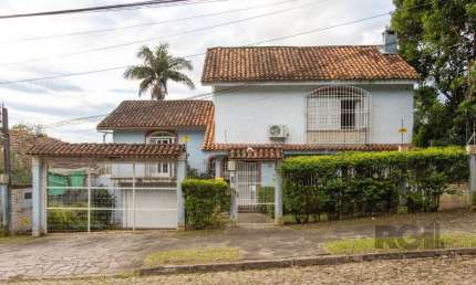 Casa no bairro Cristal, Possui 4 dormitórios, sendo 1suíte, closet e banheira de