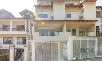 Sobrado no bairro Tristeza com 3 dormitórios sendo 1 suíte e s vagas