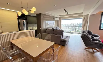 Apartamento mobiliado de 2 dormitórios com suíte e 2 vagas no Petrópolis