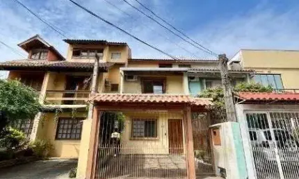 A casa possui 78m² de área construída, com um adicional de 20m²