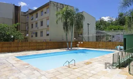 Apartamento com 02 quartos e 01 vaga escriturada e coberta, na Av. Antônio de Ca