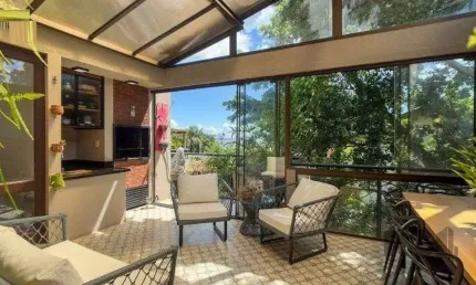 Vende-se ampla casa em condomínio com 3 dorm sendo 2 suítes, com 2 vagas e terra