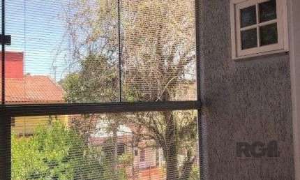 Vende-se casa estilo sobrad, no formado de 2 residencias independentes, 4 quarto