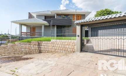 Casa com piscina, 3 dormitórios, 258m² privativos, no Jardim Itu.