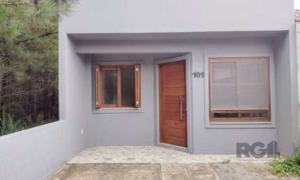 CASA TÉRREA - 2 DORMITÓRIOS, ÁREA COBERTA COM CHURRASQUEIRA , TERRAÇO - 02 VAGAS
