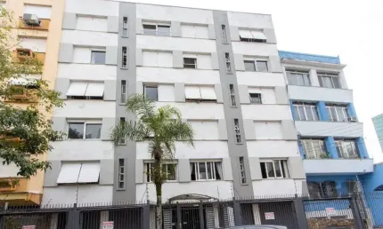 Apartamento reformado,  2 quartos, elevador - Centro Histórico