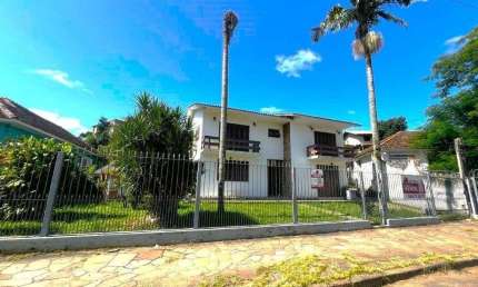 Casa com 351,60m2 de área construída em propriedade de 743m2 no Bairro Jardim Ca