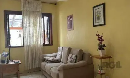 sobrado com 02 dormitórios, living, lavabo, banheiro social,  cozinha com área d