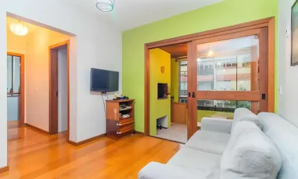 Vende-se apartamento com 2 quartos, 1 vaga e sacada com churrasqueira - Bela Vis