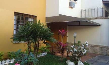 Casa em condomínio, com 3 dormitórios, sendo 1 suíte, 1 vaga coberta, no bairro