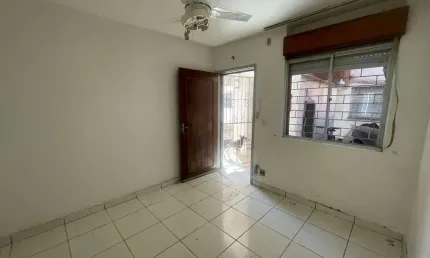 Apartamento térreo com 2 dormitórios no Bairro Parque dos Maias