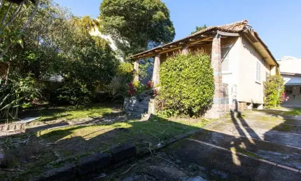 Casa de alvenaria com 104,37m² 3 dormitórios sendo 1 suíte, 2 vagas cobertas