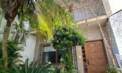 CASA AMPLA 3 DORMITÓRIOS NO ANDAR SUPERIOR NA CIDADE BAIXA .