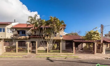 Sobrado para Venda - 335m², 4 dormitórios, sendo 2 suites, 3 vagas - Petrópolis