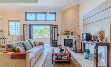 Linda casa de 04 dormitórios com vista livre no Bairro Teresópolis