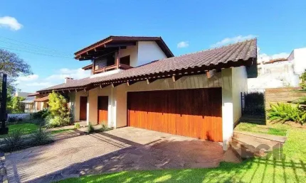 Excelente casa de 300m² com 03 dormitórios sendo 02 suítes.