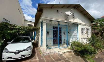 Ampla casa de 180m² com 2 dormitórios e churrasqueira.