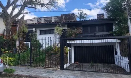 Excelente casa de 308 m² com 4 suítes e 4 vagas de garagem.