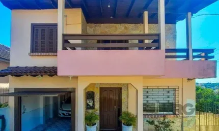 Excelente casa de 240m² com 4 dormitórios e 2 vagas.