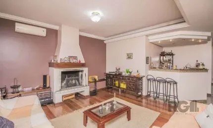 Casa de 329m² - 4 dormitórios, 1 suíte, 6 vagas no bairro vila jardim