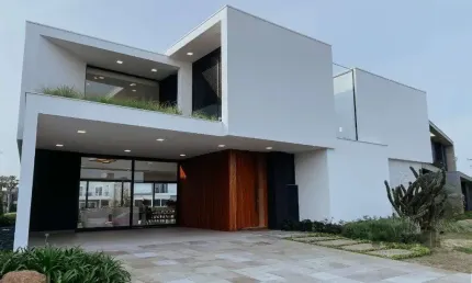 MAGNÍFICA MANSÃO A BEIRA LAGO NO COND. ENSEADA - 6 SUÍTES, 8 BANHEIROS E 2 VAGAS