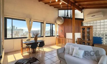 COBERTURA 2 DORMITÓRIOS, ENSOLARADA COM VISTA LIVRE NO MENINO DEUS