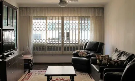 Apartamento com 03 dormitórios, churrasqueira e vaga de garagem no Menino Deus