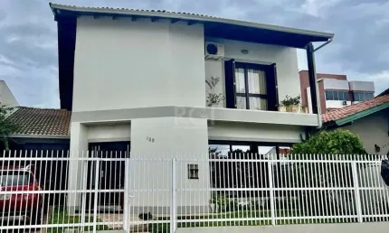 Casa para Venda - 240m², 4 dormitórios, sendo 2 suites, 3 vagas - Centro