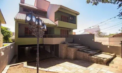 Casa para Venda - 443m², 3 dormitórios, 4 vagas - Alto Petrópolis