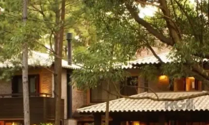 Casa com  griffe, no Condomínio Carmel, no coração do litoral norte, juntinho à