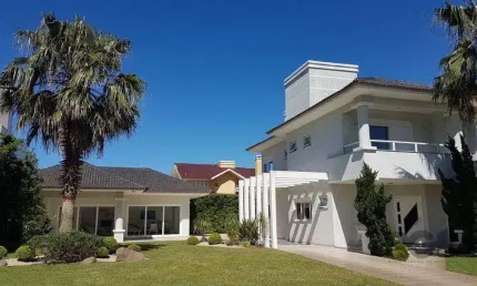 Casa para Comprar  no Condado de Capão com 5 suítes.
