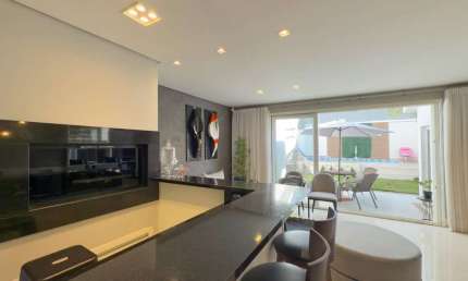 Casa para Comprar com 4 dormitórios, 386 m² - Chácara das Pedras - Porto Alegre