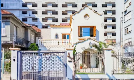 Casa com piscina e 5 vagas em frente ao Zaffari na Luiz Afonso