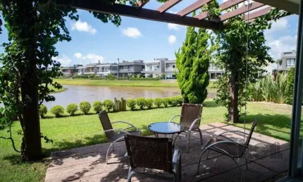 Oportunidade Única! Casa em Condomínio à Beira do Lago com 4 Suítes, sendo uma T