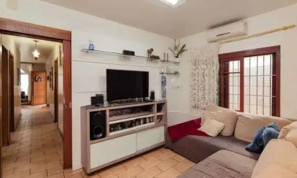 Casa térrea  com 200m² privativos, 3 quartos, Rua Sylvio Sanson - Sarandi