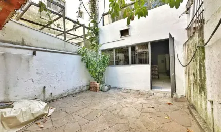 Sala comercial com mezanino e pátio na Cidade Baixa