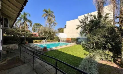 Casa térrea, com 3 dormitórios, sendo 2 suítes, 5 vagas, piscina, no bairro Ipan