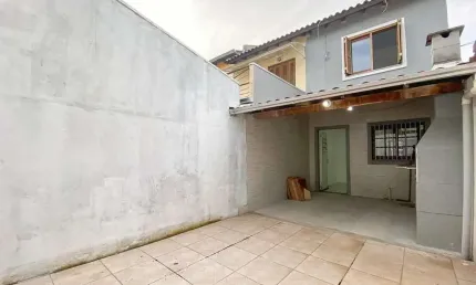 Sobrado / 2 quartos / 2 vagas / pátio / jardim algarve / porto verde / alvorada