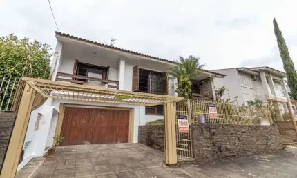 Casa / 3 dormitórios / 1 suíte / 3 vagas / churrasqueira / piscina / jardim plan