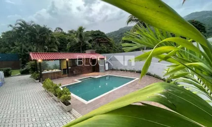 Casa com 3 quartos para alugar na Rua Pecegueiro do Amaral, --, Vargem Pequena, Rio de Janeiro