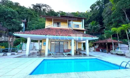 Vargem Pequena | Casa de Condomínio 4 quartos, sendo 4 suites