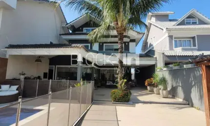 Recreio dos Bandeirantes | Casa de Condomínio 4 quartos, sendo 4 suites