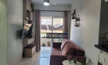 APARTAMENTO NA PRAIA GRANDE COM SACADA, VAGA DE GARAGEM E LAZER NO CONDOMÍNIO.