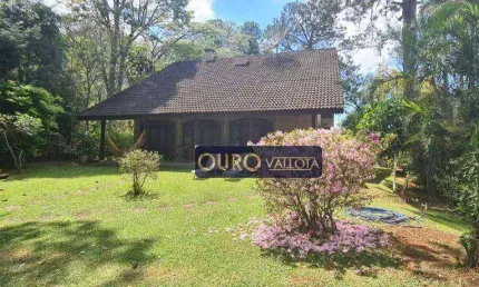 SOBRADO EM ATIBAIA COM 5 DORMITÓRIOS, CHURRASQUEIRA E 300M² DE ÁREA CONSTRUÍDA
