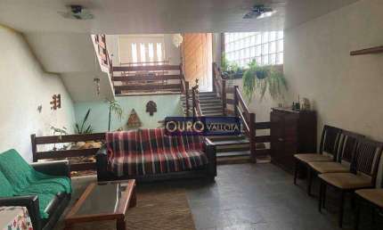 Sobrado amplo e espaçoso com 323m², 3 dormitórios, lazer e 2 vagas de garagem à venda na Vila Bertioga