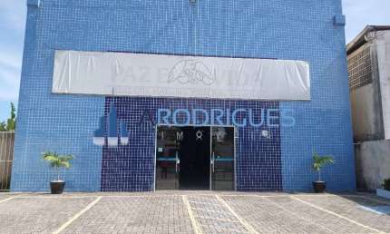 Galpão Comercial à Venda e Locação em Lauro de Freitas - 2 Salas, 6 Banheiros, 8 Vagas de Garagem, 520m2 - Ao Lado do Shopping de Lauro.