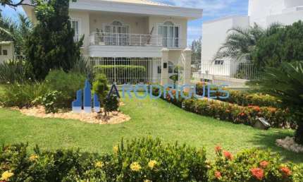 Casa luxuosa em condomínio de alto padrão em Piatã, Salvador-BA: 5 quartos, 5 suítes, 4 salas, 7 banheiros, 5 vagas, 1.025m². Venha conferir!