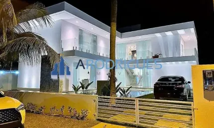 Casa à Venda de Alto Padrão em Guarajuba, Camaçari-BA: 6 quartos, 6 suítes, 3 salas, 8 banheiros, 3 vagas de garagem, 365m² de área.